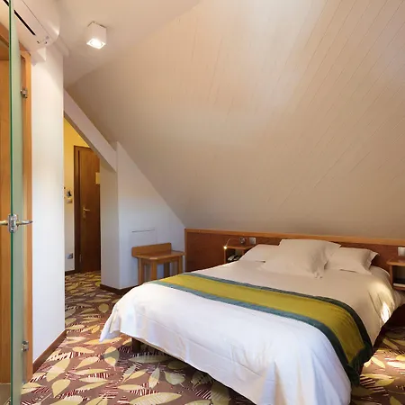 Отель Logis Restaurant A L'etoile 3*